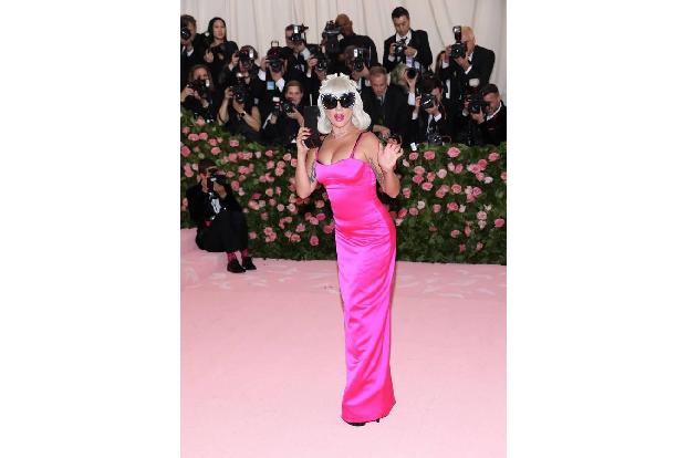 Auch Lady Gaga bleibt lieber zuhause. Die Sängerin hat Fibromyalgie, die chronische Schmerzen verursacht. An sich noch kein ...