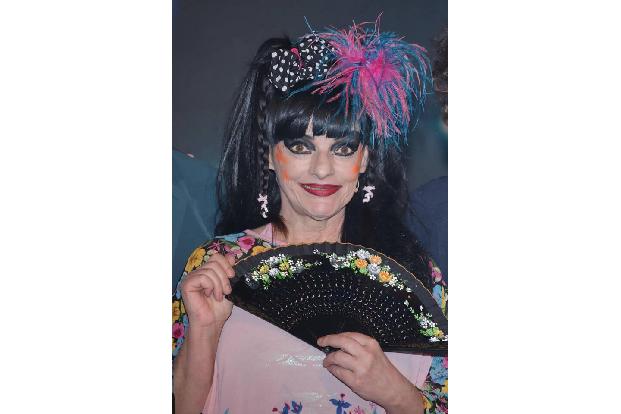 Nena bekommt einen Job beim Starfotografen Jim Rakete, der unter anderem auch Nina Hagens (Foto) Manager ist. Schnell wird k...