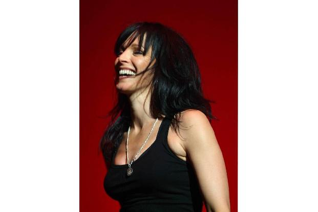 …gründete sie die Band Nena. Im September 1982 stürmen sie die Charts mit 'Nur geträumt', Die Neue Deutsche Welle schwappte ...