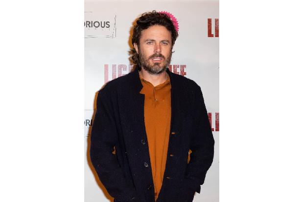 Casey Affleck hält sich ansonsten eigentlich vom Rampenlicht fern, doch als sein Film 'Manchester by the Sea' Premiere feier...