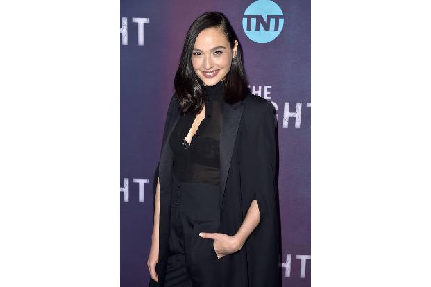 Gal Gadot wird nie wieder als Wonder Woman bekannt sein, sondern nur für ihr jetzt schon legendäres 'Imagine'-Video, das vir... Gal Gadot wird nie wieder als Wonder Woman bekannt sein, sondern nur für ihr jetzt schon legendäres 'Imagine'-Video, das vir...