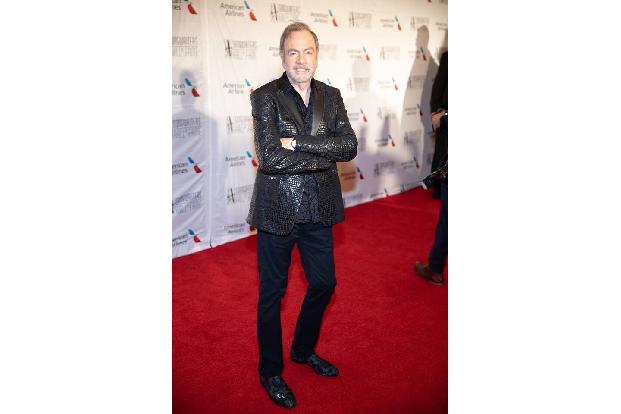 Neil Diamond sang seinen Klassiker 'Sweet Caroline' mit neuen, dem Coronavirus angepassten Text - vor dem Kamin, neben seine...