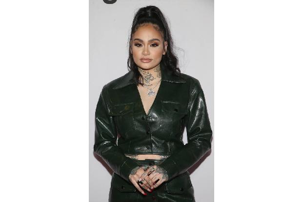 …die Sängerin Kehlani dazu, begleitet von einer Reihe Hollywoodstars wie…