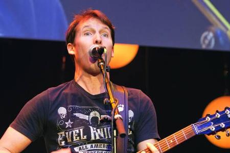 ...versuchte dies in einem 50-seitigen Pamphlet minutiös nachzuweisen. Noch dazu bezichtigte sie Blunt, dass er der Stalker ...