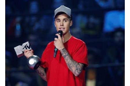 ...Mitinsassen darum, Justin ausfindig zu machen und ihm den Penis abzuschneiden. Was er damit vorhatte, kann man sich ausma...