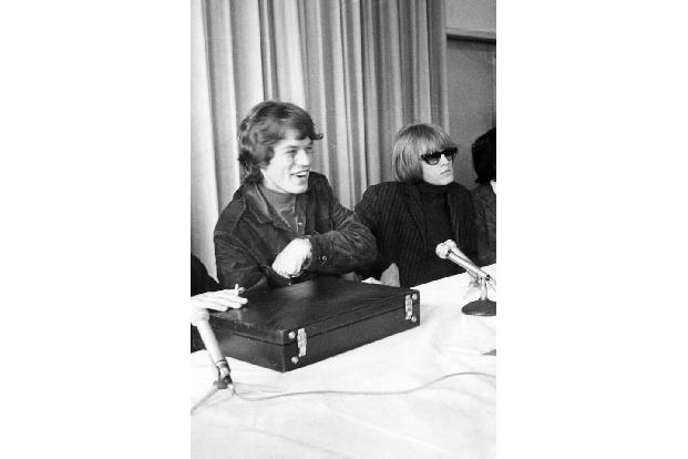 ...er ertrank 1969 mit 27 Jahren im Swimmingpool seines Anwesens in East Sussex. Obwohl sein Körper von Drogen- und Alkohole...