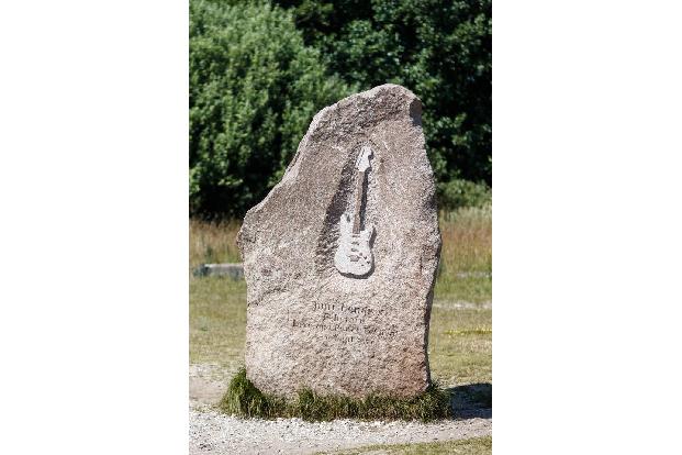 ...im Drogenrausch, und so starb er 1970 in London an Sauerstoffmangel nach dem Konsum von Barbituraten. Seinen letzten Gig ...