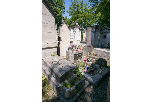 Statt Absinthabhängigkeit wurde ihm jedoch vor allem Alkohol zum Verhängnis. 1971 starb der Star in Paris an einem Herzinfar...