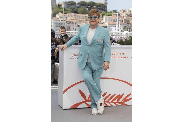 Elton John geht offen damit um, eine Gedächtnisstütze zu benutzen. Das erste Mal habe er abgelesen, als er auf Prinzessin Di...