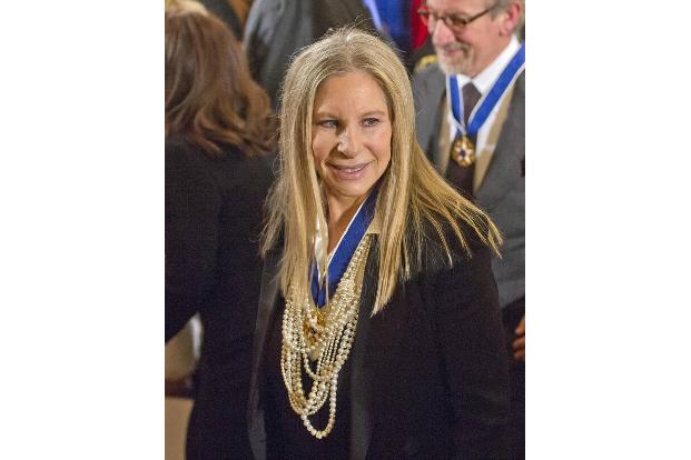 Auch Barbra Streisand benutzt Teleprompter für ihre Live-Shows. Ein Insider hatte dies vor einigen Jahren damit entschuldigt...