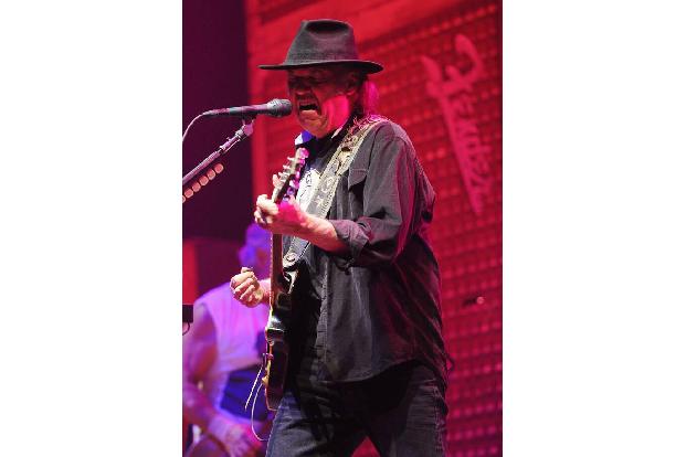 Neil Young hatte vor Jahren noch gegen Bildschirme gewettert, sich beschwert, dass Konzert-Organisatoren ihm ungefragt welch...