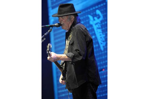 ...immer spontan die Texte seiner Songs ändere. Mittlerweile haben sich aber mehrere Fans zu Wort gemeldet, die meinen, Tele...