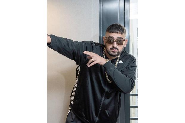 …die von ihm wissen wollten, ob er ein für Freitag anberaumtes Konzert auch wirklich spielen kann. Klar kann er. Der Rapper,...