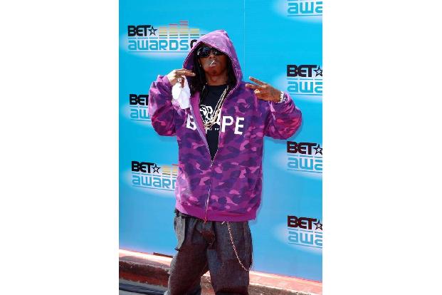 Auch Lil Wayne wurde Opfer seiner eigenen Ungeschicklichkeit im Umgang mit Waffen. Der Rapper war nur ein Jahr jünger als Pe...