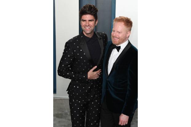 Jesse Tyler Ferguson ist stolzer Papa geworden. Der 'Modern Family'-Star gab am Donnerstag bekannt, dass er und sein Mann Ju... Jesse Tyler Ferguson ist stolzer Papa geworden. Der 'Modern Family'-Star gab am Donnerstag bekannt, dass er und sein Mann Ju...