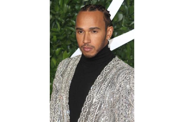 ...Lewis Hamilton ist von Dubai ebenso begeistert wie Kim Kardashian, denn auch er ist oft in der Stadt, um sich mit ausschw...
