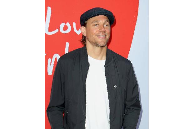 Charlie Hunnam drehte für Apple TV 'Shantaram' in Indien - und konnte gar nicht glauben, was für Krankheiten er sich alle ei... Charlie Hunnam drehte für Apple TV 'Shantaram' in Indien - und konnte gar nicht glauben, was für Krankheiten er sich alle ei...