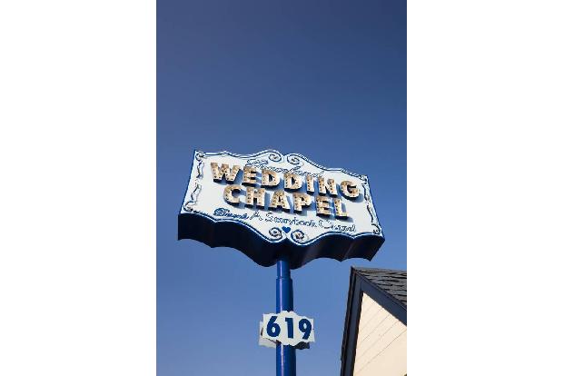 …Graceland Wedding Chapel wird stilecht mit Elvis-Imitatoren geheiratet. Seit 1939 schließen Paare hier den Bund für's Leben...