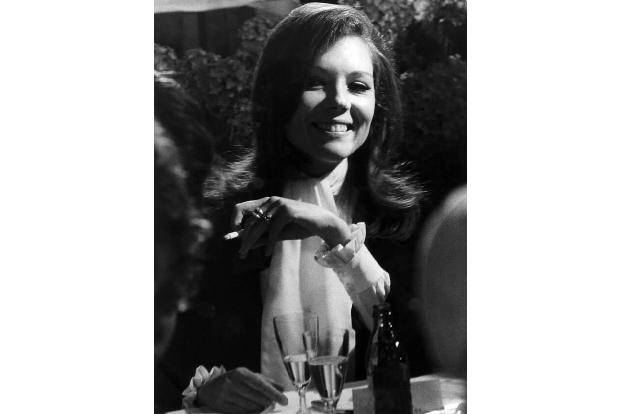 1971 war sie durch die bissige Satire 'The Hospital' für einen Golden Globe nominiert. Insgesamt neun Emmy-Nominierungen erh...