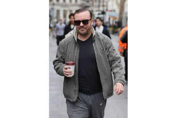 Ricky Gervais liebt Tiere mehr als Menschen. Nun hat er sich für ein Verbot von Wet Markets ausgesprochen. Auf solch einem M... Ricky Gervais liebt Tiere mehr als Menschen. Nun hat er sich für ein Verbot von Wet Markets ausgesprochen. Auf solch einem M...
