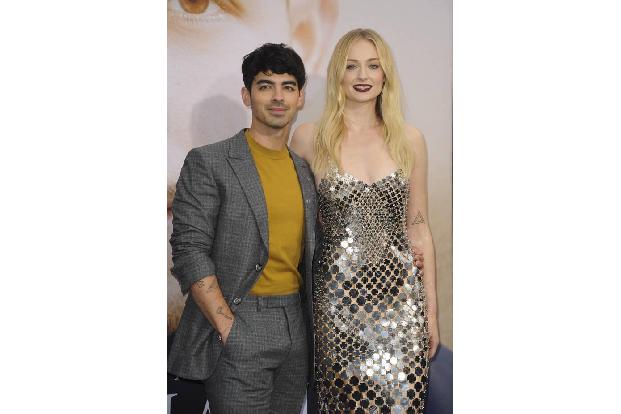 Joe Jonas und Sophie Turner waren drei Jahre zusammen, als sie 2019 in Las Vegas heirateten. Getraut wurden sie stilecht von... Joe Jonas und Sophie Turner waren drei Jahre zusammen, als sie 2019 in Las Vegas heirateten. Getraut wurden sie stilecht von...