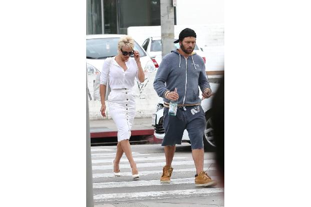 Für Pamela Anderson war es Ehe Nummer drei, als sie 2007 Rick Salomon in Vegas heiratete. Ihre Kinder und Familie waren eben...