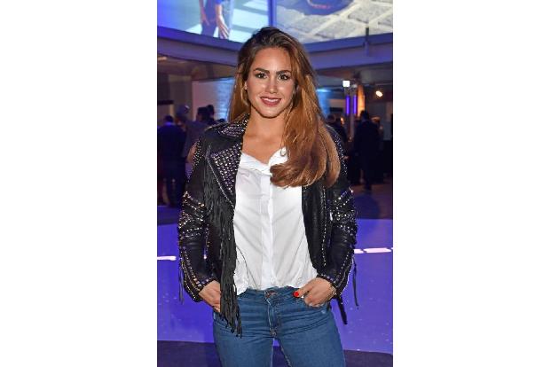 Angelina Heger, Ex-Bachelor-Kandidatin, versorgt ihre Fans ebenfalls regelmäßig mit bezaubernden Babybauch-Updates. Gemeinsa...