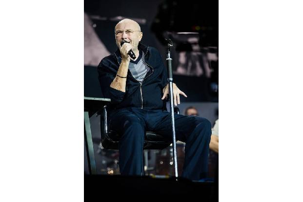 Im Jahr 2000 verlor Phil Collins sein Gehör im linken Ohr. Zwei Jahre lang war er auf der Seite taub, bis sich sein Zustand ...