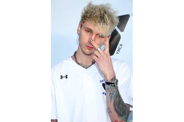 Machine Gun Kelly ist derzeit so sehr mit seiner neuen Freundin Megan Fox beschäftigt, dass er kaum noch Zeit für Musik hat....