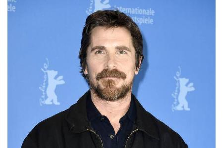 Weniger überraschend sind da Vorwürfe von Harrison Cheung, Christian Bales ehemaligem Assistenten. Der schrieb in seinem Buc...