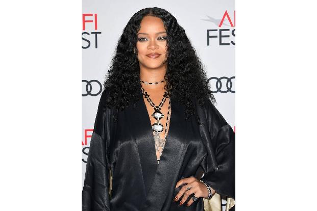 Auch Rihanna reagierte schnell, als ihr Track 'Don't Stop The Music' erstmals auf einer von Trumps Veranstaltungen zu hören ...