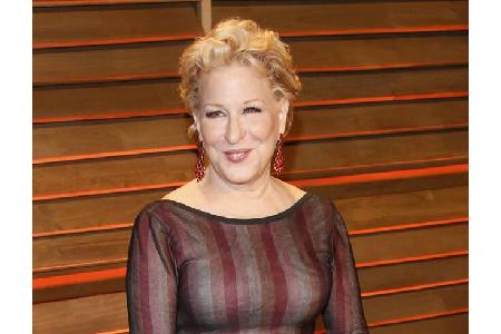 Schauspielerin Bette Midler kennt diese Hitzewallungern auch nur zu gut und wartet mit praktischen Tipps auf: 