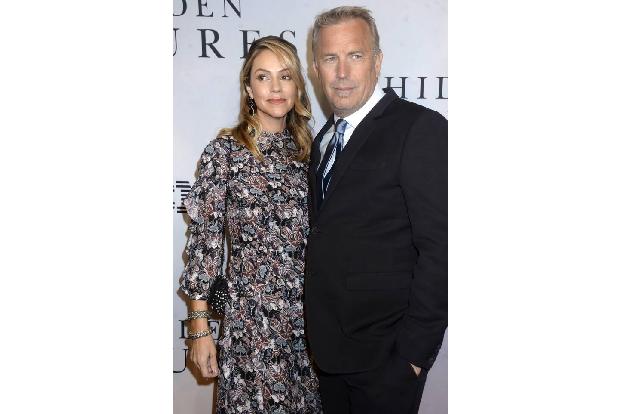 Hollywoodstar Kevin Costner heiratete 2004 Christine Baumgartner. Die ist, wie der Name schon verrät, Deutsche. Die beiden s...