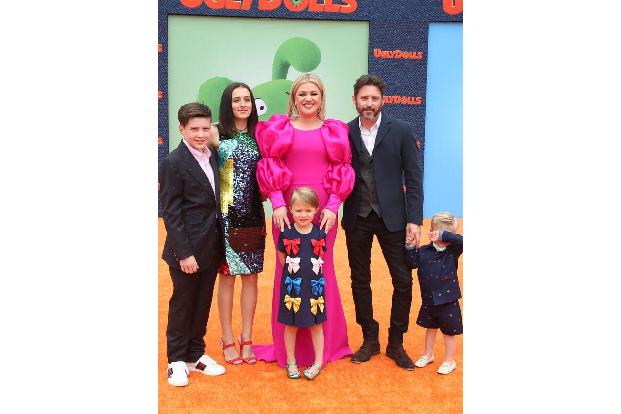 Ganz ähnlich war es bei Kelly Clarkson und Brandon Blackstock. Kellys Manager ist Brandons Vater. Privates und Berufliches k...