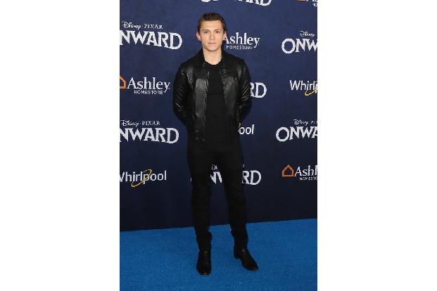 ...anstatt Tom Holland der Schauspieler Christian Zeiger zu hören sein. Ian Lightfoots älterer Bruder ist Barley, der im Ori...