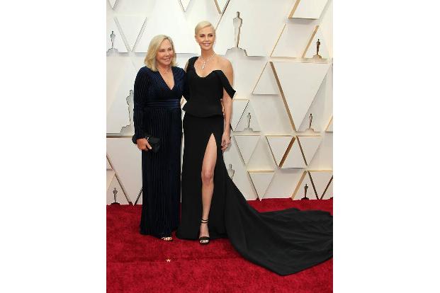 Charlize Theron brachte Verstärkung mit: Sie gewann zwar trotz Nominierung für 'Bombshell' keinen Oscar, hatte aber ihre Mam...