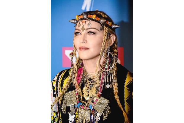Zwei Madonna-Fans haben die Queen of Pop verklagt. Der Grund: Ein Konzert in New York 2019 begann mit dreistündiger Verspätu...