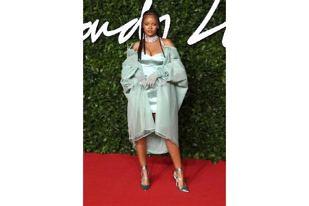 Heißer Anwärter auf die absurdeste Klage im Musikbusiness ist der Fall einer Frau, die Rihanna die Schuld daran gab, dass si...