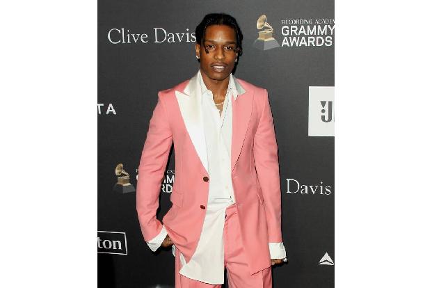 Jeder versteht, dass Musiker auch mal von ihren Fans allein gelassen werden möchten. Doch während eines Konzerts alle auf Ab...