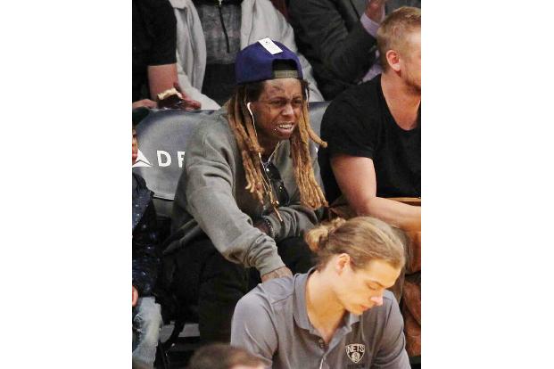 Ein Fan von Lil Wayne war wenig begeistert, als ein Crewmitglied des Rappers mit einem Skateboard auf ihn losging. Dabei hat...