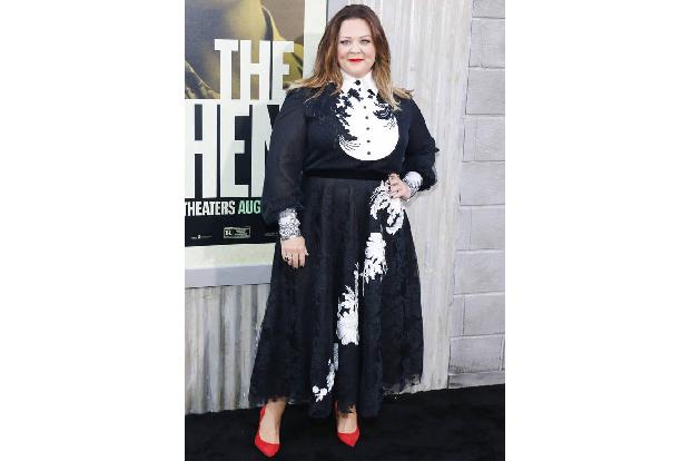 Melissa McCarthy spielte unlängst einen Streich für die versteckte Kamera, bei dem sie vorgab, plötzlich in einer Reinigung ... Melissa McCarthy spielte unlängst einen Streich für die versteckte Kamera, bei dem sie vorgab, plötzlich in einer Reinigung ...