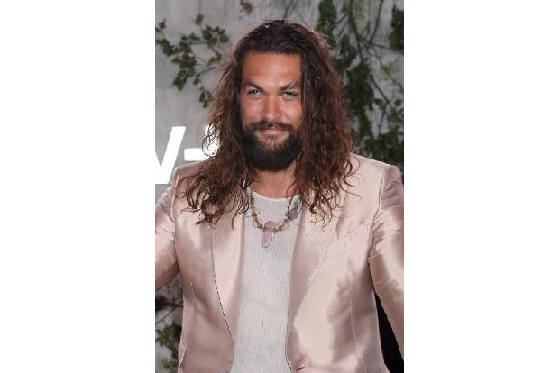 Jason Momoa überrascht gerade seine Fans. Er ist nämlich im Musikvideo zu 'Scary Little Green Men' zu sehen und schlüpft dar... Jason Momoa überrascht gerade seine Fans. Er ist nämlich im Musikvideo zu 'Scary Little Green Men' zu sehen und schlüpft dar...