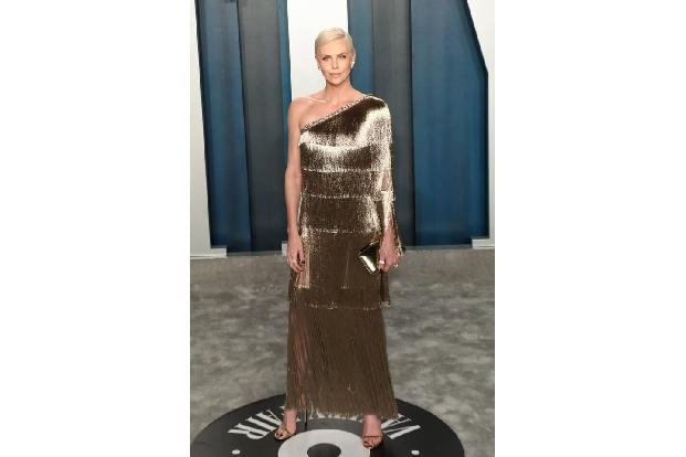 ...als sich Schauspielerin Charlize Theron von Brandon Flowers für dessen Video zu 'Crossfire' vor die Kamera locken ließ. S...