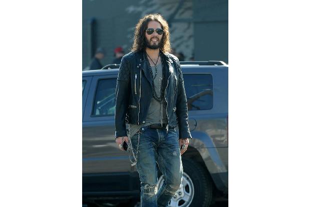 Die 'Sun' kann es nicht lassen — es liegt vermutlich einfach in der Natur der Boulevardpresse. Auch Russell Brand wurde von ...