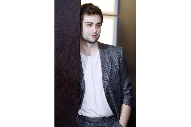 ...Grazien ist auch Douglas Booth in einer Nebenrolle zu sehen. Der britische Jungstar dürfte aufmerksamen Kinofans bereits ...