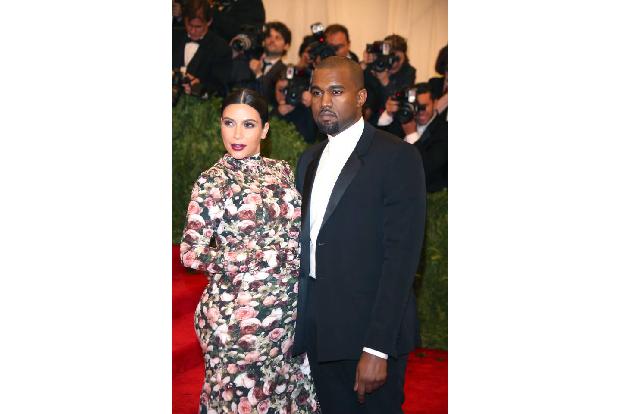 Der Kardashian-Klan ist bekanntlich unzertrennlich, und so verwundert es kaum, dass Kim Kardashian 2013 mit Kind und Kegel b...