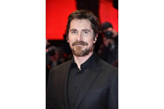 Er ist nicht der Einzige, dem am Set alle Hemmungen abhanden kamen. Schauspieler Christian Bale ist für seine intensive Eina...