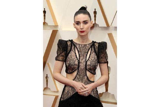 Rooney Mara lebt vegan, und das spiegelt sich auch in ihrer Modelinie wieder, denn Hiraeth, so der Name, setzt auf ready to ...
