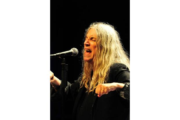 Patti Smith gelang es, sowohl als Rockstar als auch als Dichterin Kultstatus zu erlangen. In 'Im Jahr des Affen' begibt sie ...