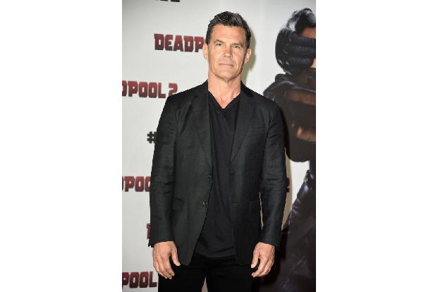 Von Familie und Freunden Abstand zu halten, fällt den meisten besonders schwer – Josh Brolin inbegriffen. Sein Vater James B...